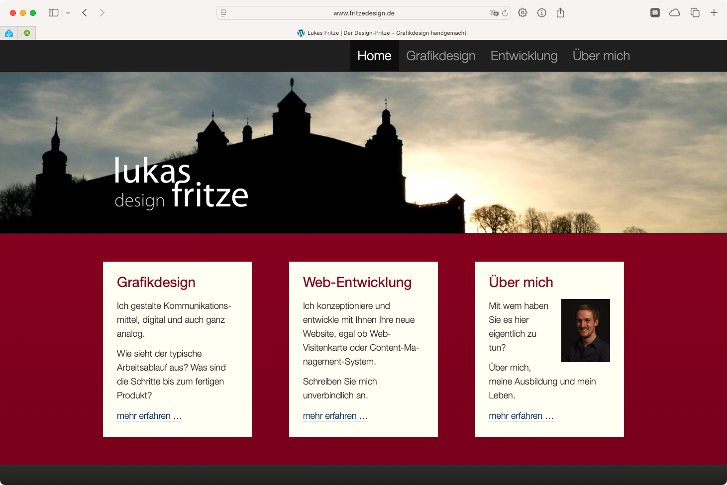 Screenshot des früheren, inzwischen veralteten Website-Designs vor der Neuentwicklung. Das Design enthält eine klassische obere Menüleiste, ein großer Header-Bild, das nur dekorativ ist, und darunter in 3 Spalten jeweils einen Teaser zu den Unterseiten.