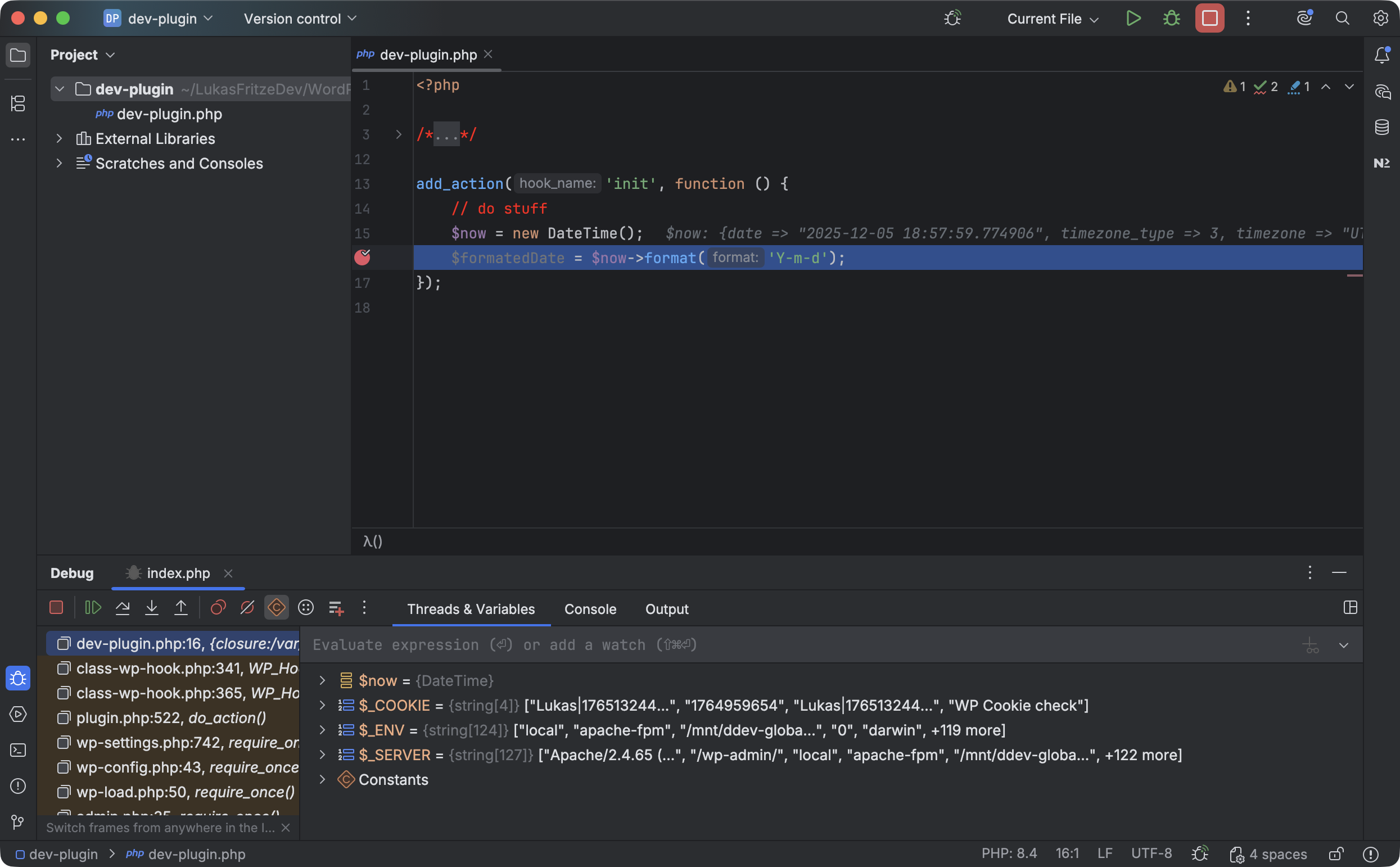 Screenshot einer einfach PHP-Plugin-Datei mit dem aktiven Debugger in PhpStorm. Unterhalb des Codes ist das Debug-Pannel mit den im Scope verfügbaren Variablen zu sehen.